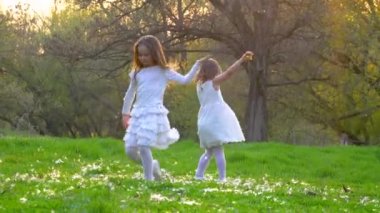 Parktaki mutlu çocuklar