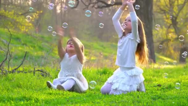 Niños felices en el parque — Vídeos de Stock