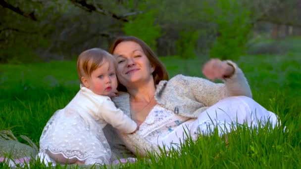 Mamma och dotter i parken — Stockvideo