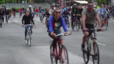 Budapeşte'de bisikletçiler geçidi