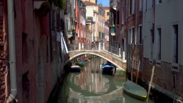 Schmaler kanal in venedig street, italien — Stockvideo