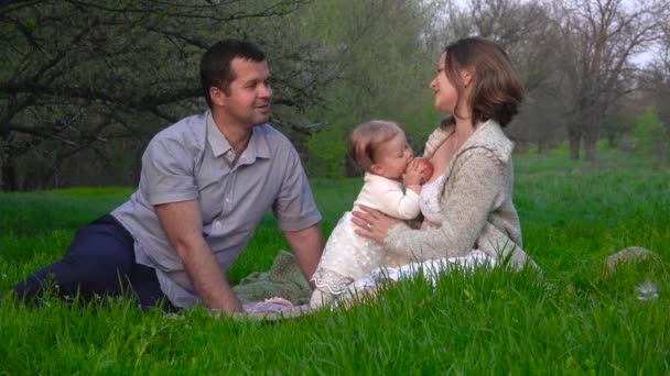 Familia feliz con los niños — Vídeo de stock