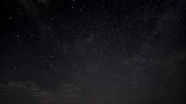 Yıldızlar ve bulutlar gece gökyüzünde hareket