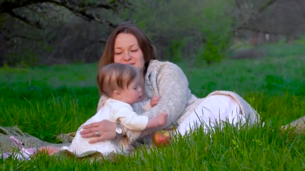 Mamá e hija en el parque — Vídeos de Stock