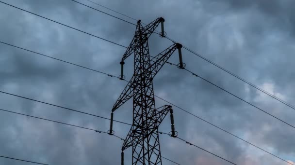 Electricidad Pilones y Nubes — Vídeo de stock
