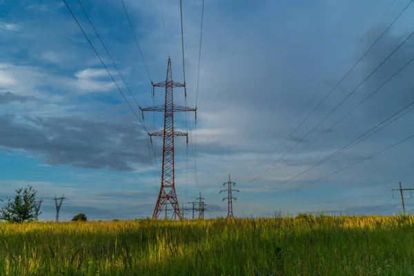 Elektriciteitspylons en wolken — Stockfoto