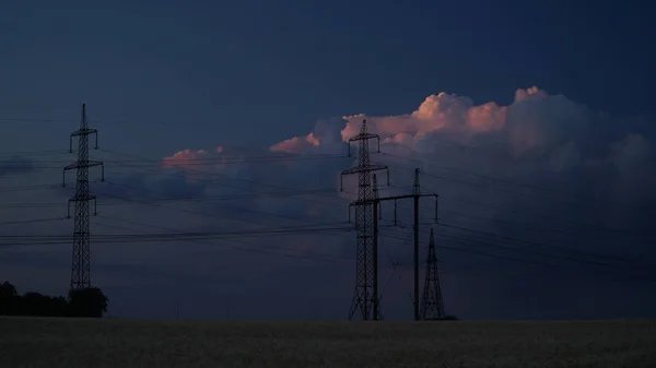 Piloni elettrici e cielo della sera — Foto Stock
