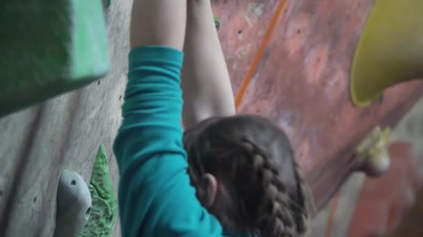 Los niños entrenan en un gimnasio de escalada — Vídeos de Stock