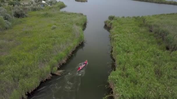 Kayak ιστιοπλοΐα στον ποταμό — Αρχείο Βίντεο