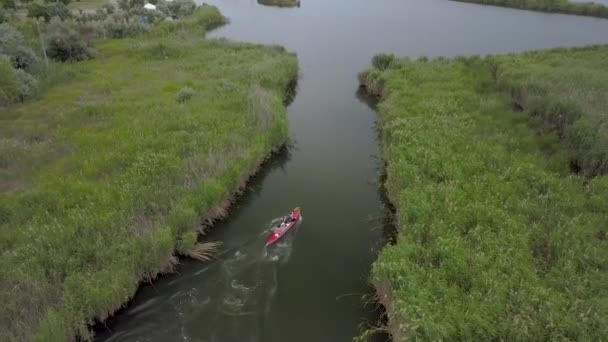 Kayak Voile sur la rivière 