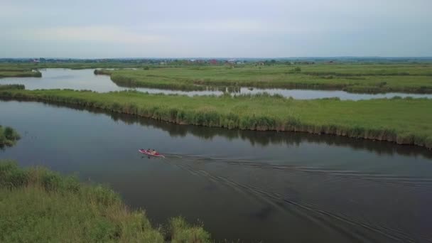 Caiaque Navegando no rio — Vídeo de Stock