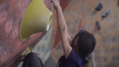 Çocuklar tırmanma spor salonunda eğitim