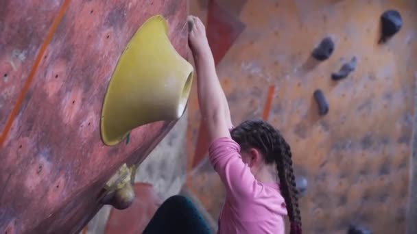 Les enfants s'entraînent dans un gymnase d'escalade — Video