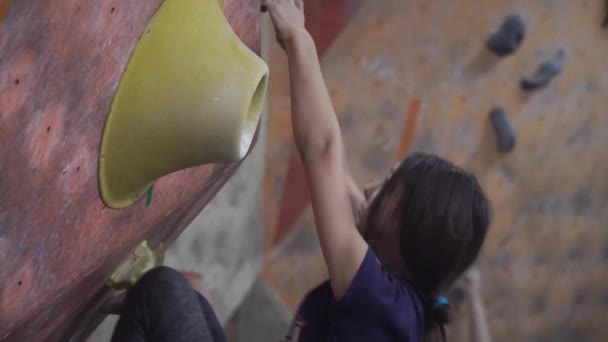 Çocuklar tırmanma spor salonunda eğitim — Stok video