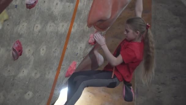 Kinder trainieren in Kletterhalle — Stockvideo