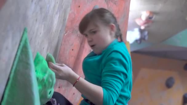 Los niños entrenan en un gimnasio de escalada — Vídeos de Stock