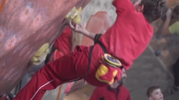 Çocuklar tırmanma spor salonunda eğitim — Stok video