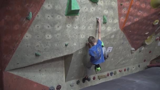 Los niños entrenan en un gimnasio de escalada — Vídeos de Stock