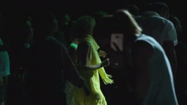 insanlar dans ve having fun