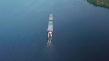 Kargo Gemisi Nehirde Yüzüyor