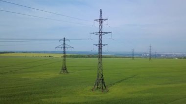 Yeşil alan üzerinde yüksek voltajlı güç direci