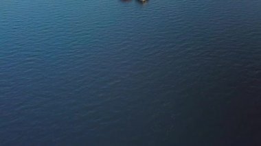 Kargo Gemisi Nehirde Yüzüyor