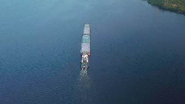 Vrachtschip drijvend op de rivier — Stockvideo