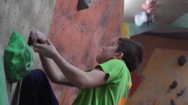 Los niños entrenan en un gimnasio de escalada — Vídeos de Stock