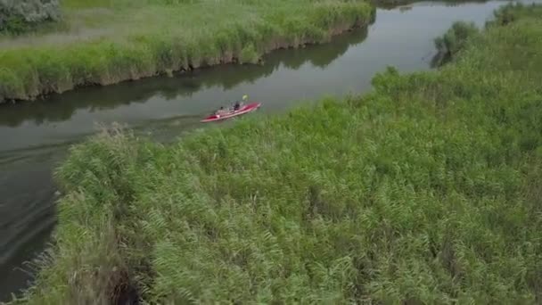 Каяк-сейлинг на реке — стоковое видео