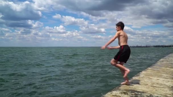 Дети прыгают в море — стоковое видео
