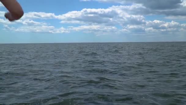 Діти стрибають у море — стокове відео