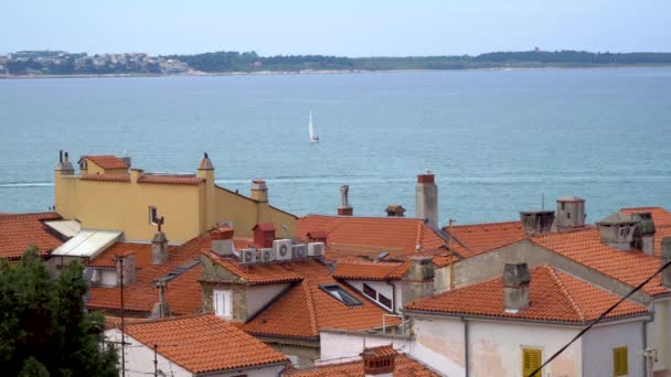 Uitzicht op de zee en de daken van de oude stad — Stockvideo