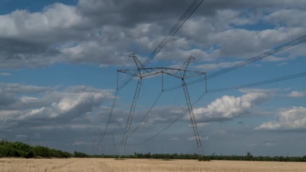 Pilones eléctricos y nubes móviles — Vídeos de Stock