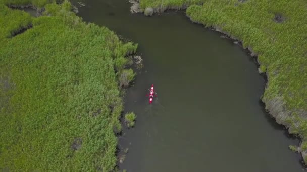 Kajakfahren auf dem Fluss — Stockvideo