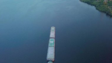 Kargo Gemisi Nehirde Yüzüyor