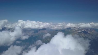 Alp Dağları 'nın üzerinden uçarken