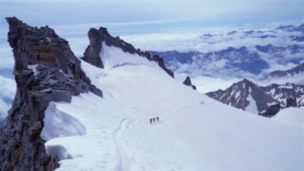 Группа альпинистов в Альпах — стоковое видео
