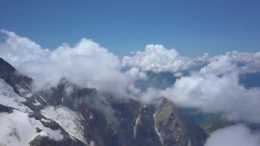 Alp Dağları 'nın üzerinden uçarken