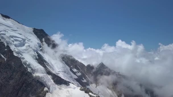 Volar sobre el glaciar Bionnassay en las montañas alpinas — Vídeos de Stock