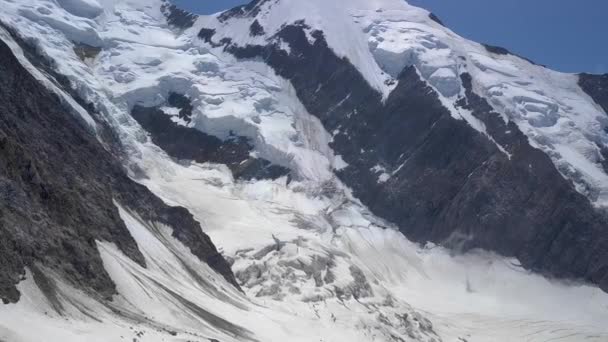 Volar sobre el glaciar Bionnassay en las montañas alpinas — Vídeo de stock