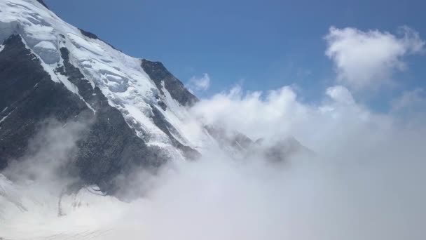 Volar sobre el glaciar Bionnassay en las montañas alpinas — Vídeo de stock