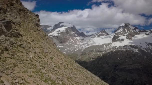 Volando sobre las montañas alpinas — Vídeo de stock