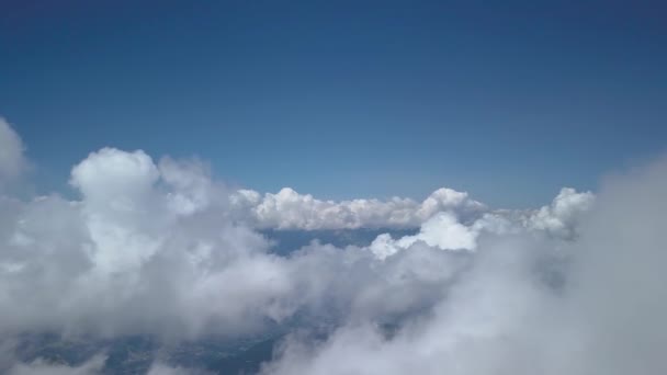 Volando sobre las montañas alpinas — Vídeo de stock