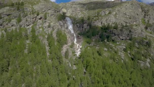 Прекрасний водоспад в Альпах — стокове відео