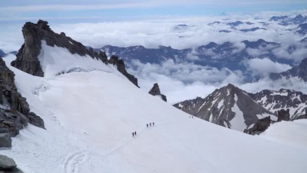 Grupo de escaladores en los Alpes — Vídeo de stock