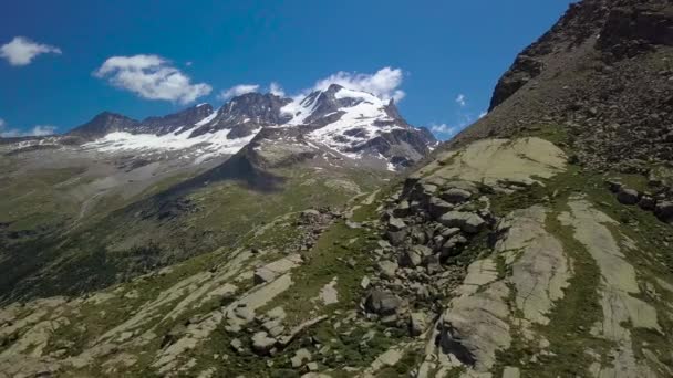 Vliegen over het Alpengebergte — Stockvideo