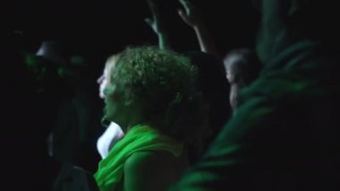 insanlar dans ve having fun