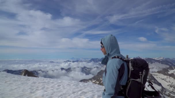 Montañista en los Alpes — Vídeo de stock