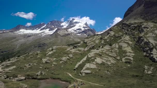 Vliegen over het Alpengebergte — Stockvideo