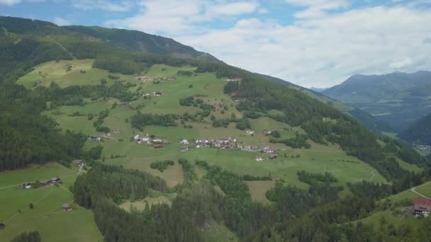 山坡上的阿尔卑斯村庄 — 图库视频影像